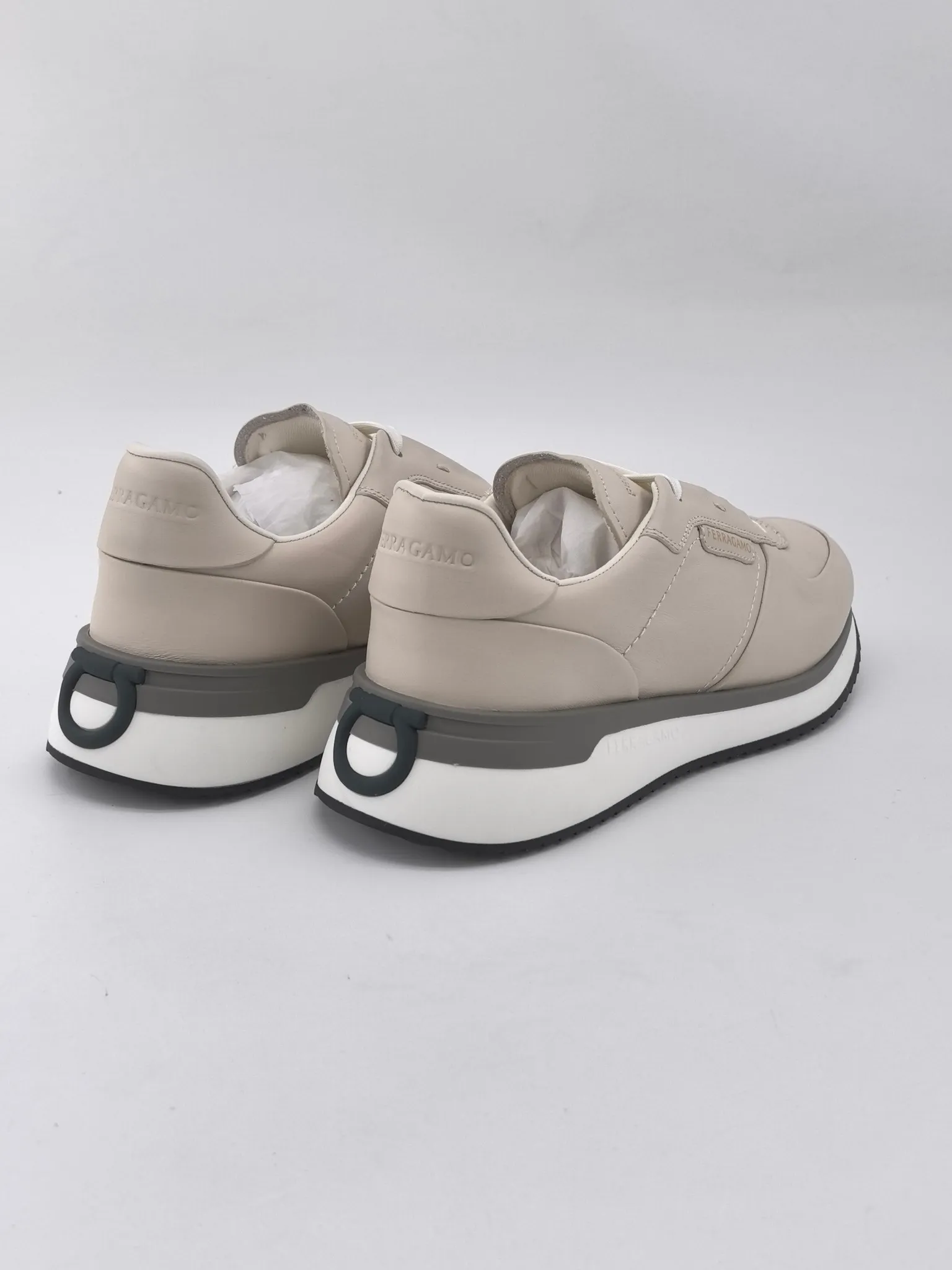 [Ferragam] Top P: 780💰 ▪️Size: 39-44 (38.45 custom-made) FERRAGAMO Ferragam 🔍Top purchasing agent 🇮🇹 Ferragam Street-charming casual shoe series, the counter sells the original configuration simultaneously, Italian imported cowhide fabric, high-quality splicing technology, imported water-dyed cow lining , soles: original foam outsole specially provided by the original factory, original factory follow-up goods, 🔍 high quality, can be entered and exited the counter at will, welcome to compare and synchronize with the counter.